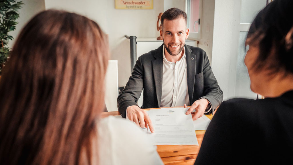 Réunion familiale avec conseiller pour succession immobilière Paris